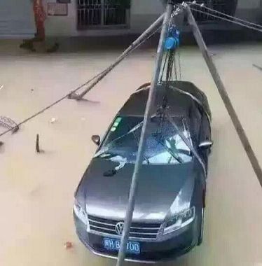 使用手拉葫蘆、吊裝帶和起重三腳架進(jìn)行修車